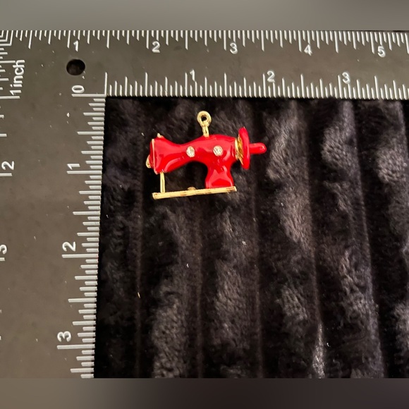 Elegant Red Sewing Machine Brooch - Picture 1 of 2